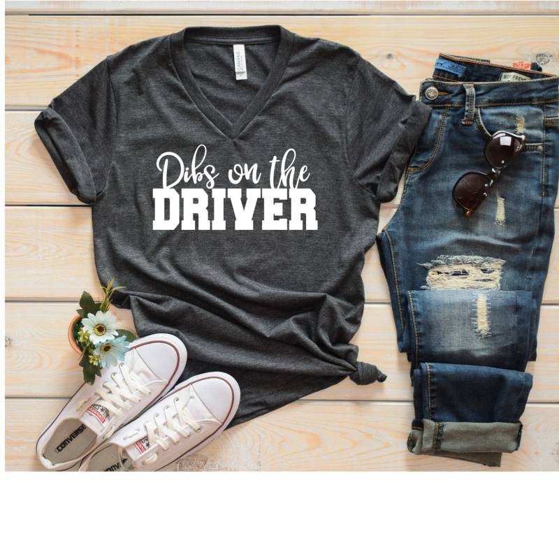 Dibs Auf Den Fahrer Shirt - Treiber Frau Hemd Der Rennfahrer Freundin Dibs-Shirt Dibs Ihn V-Neck-Shirt von lovemighty