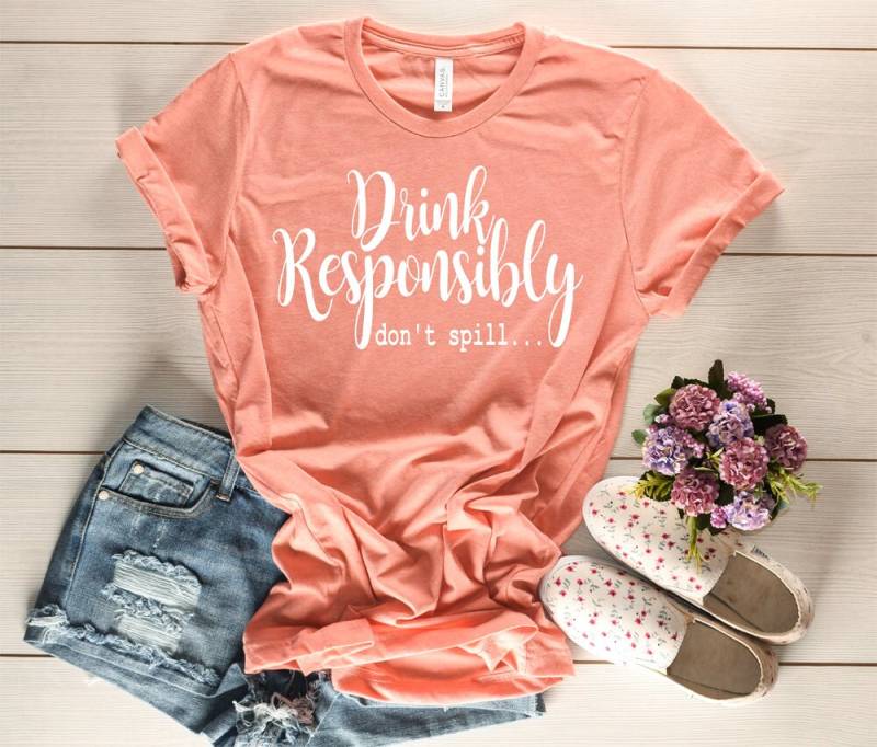 Getränk Verantwortungsbewusst Nicht Verschütten Crew Neck-Shirt - Fun Party Shirt Trinken Shirts Mädchen Hemden Mit Sprüchen T-Shirt von lovemighty