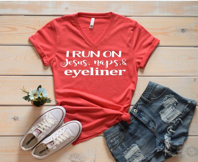 I Run On Jesus, Naps Und Eyeliner Shirt- Süßes Mama Shirt - Müde Geschenk Ich Laufe Auf Jesus Schmink Nap T von lovemighty