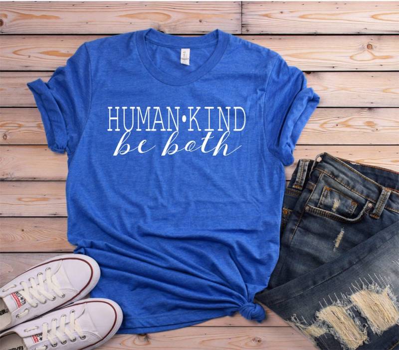 Kind Shirt - Human Be Both Geschenk Für Einen Freund Menschen Demütiges Und Freundliches Rundhalsshirt Liebesshirt von lovemighty