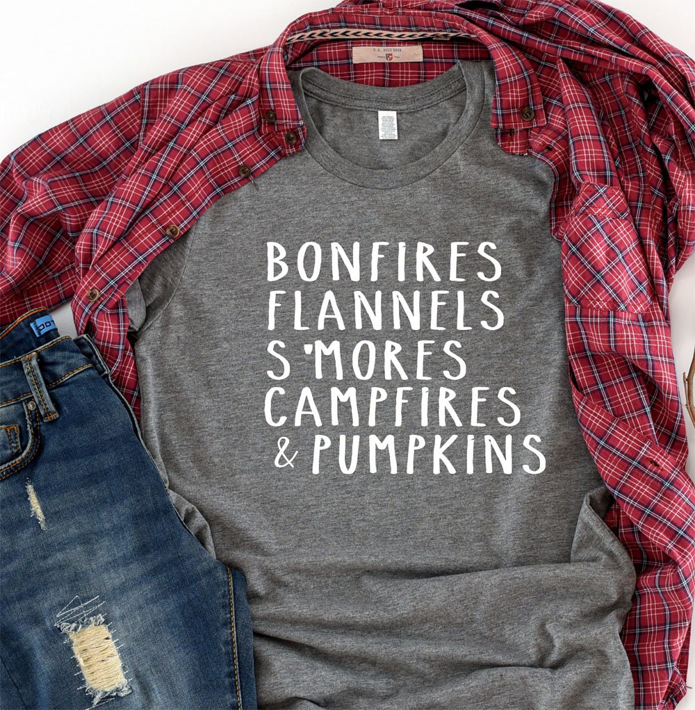 Lagerfeuer, Flanells, Smores, Kürbisse Shirt - Herbst Süßes Neue Hemden Benutzerdefinierte Camping Lagerfeuer T-Shirt von lovemighty