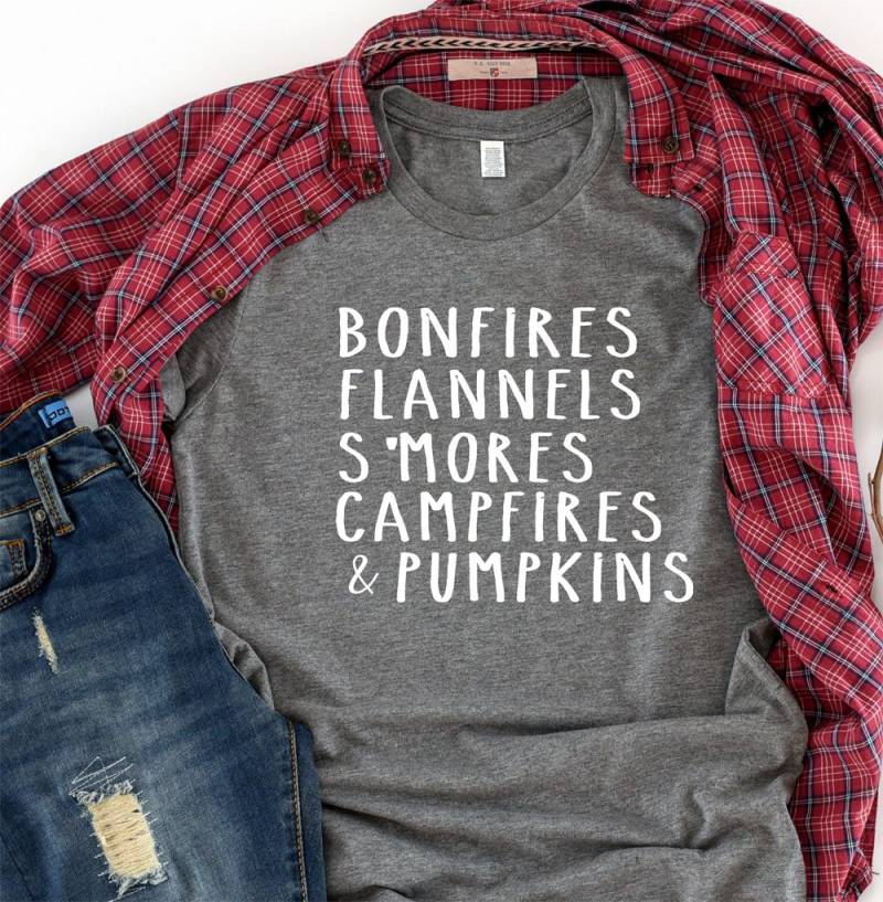 Lagerfeuer, Flanells, Smores, Kürbisse Shirt - Herbst Süßes Neue Hemden Benutzerdefinierte Camping Lagerfeuer T-Shirt von lovemighty