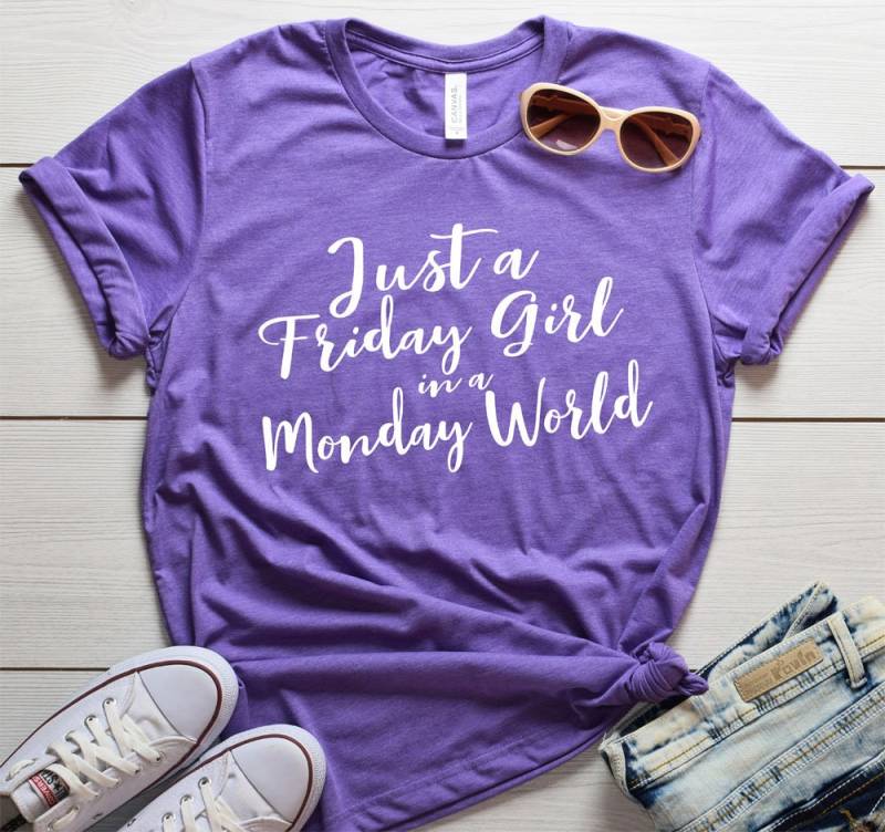 Nur Ein Freitag Abend Mädchen in Einem Montag Welt Shirt - Tumblr Individuelles Mit Sprüchen Nacht Modernes T-Shirt von lovemighty