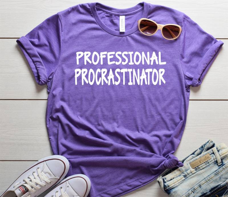 Professionelle Zauderer Shirt - Procrastinating Immer Zu Spät Geschenk Für Freund Nie Auf Zeit Damen T-Shirt von lovemighty