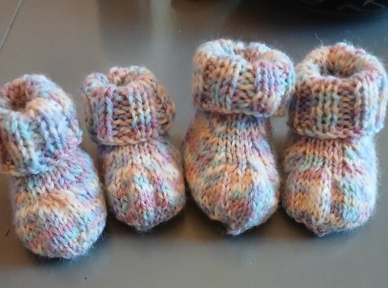 Baby Booties Aus Weicher Babywolle Gestrickter Babyschühchen Größe 0-6 Oder 6-12 Monate von lovingknitsbyPam