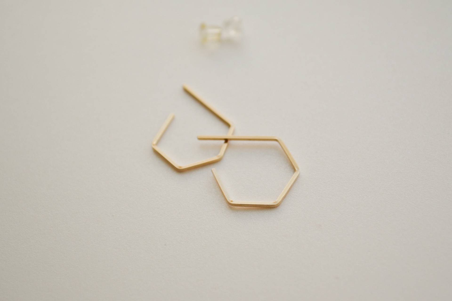 14K Gold Filled Sechseck-Creolen Lobe Huggers von loweandcojewelry