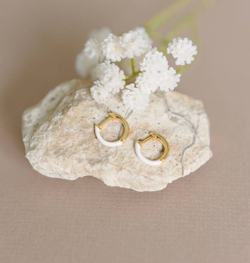 18K Gold Vermeil Creolen Weiße & Rosa Huggie Creolen 18K Gold Vermeil Creolen Weiße & Rosa Huggie Creolen von loweandcojewelry