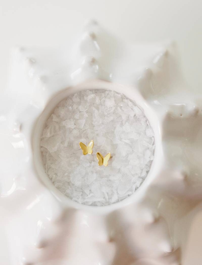 Kleine Schmetterlings-Ohrstecker Vergoldetes Sterlingsilber Kleine Schmetterlings-Ohrstecker Vergoldetes Sterlingsilber von loweandcojewelry