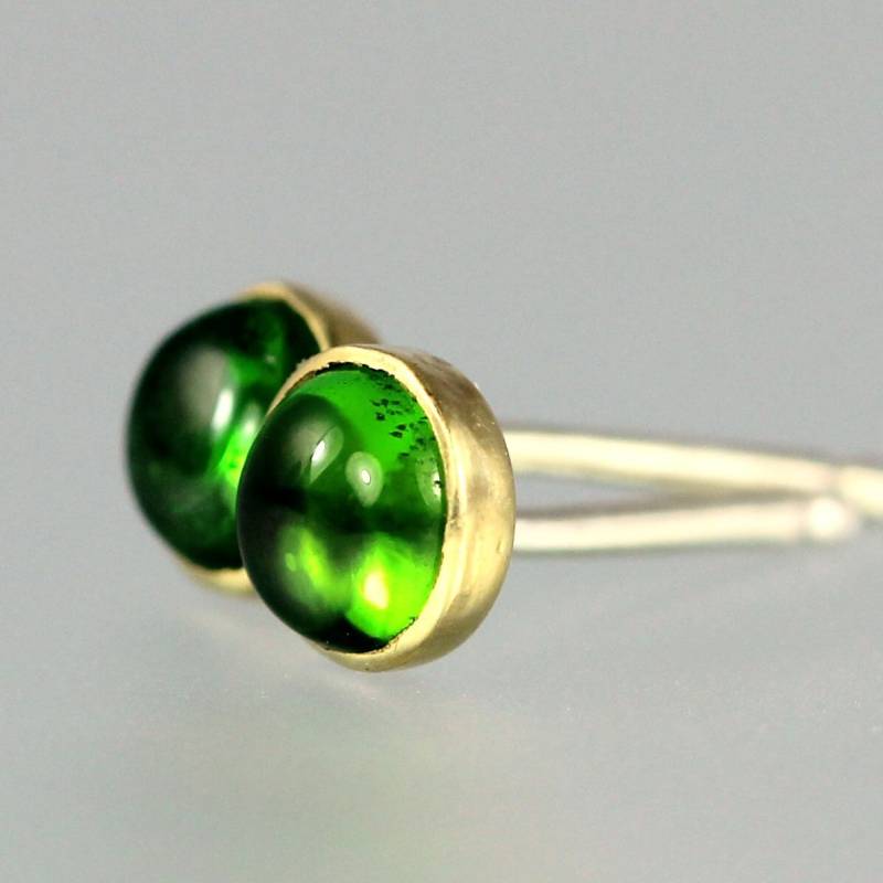 Grüne Ohrstecker - Chromdiopsid-Edelsteinstecker 18 Kt Gelbgold Lünette Edelsteinpfosten Goldpfosten Mit Hellgrünen Edelsteinen Winzige Grüne von lsueszabo