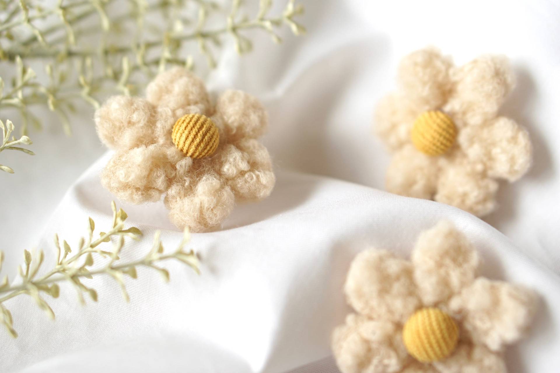 Plüsch-Blume Zum Aufnähen Offwhite/Champagner/Braun Plüsch-Blume Zum Aufnähen Offwhite/Champagner/Braun von lubodesignberlin