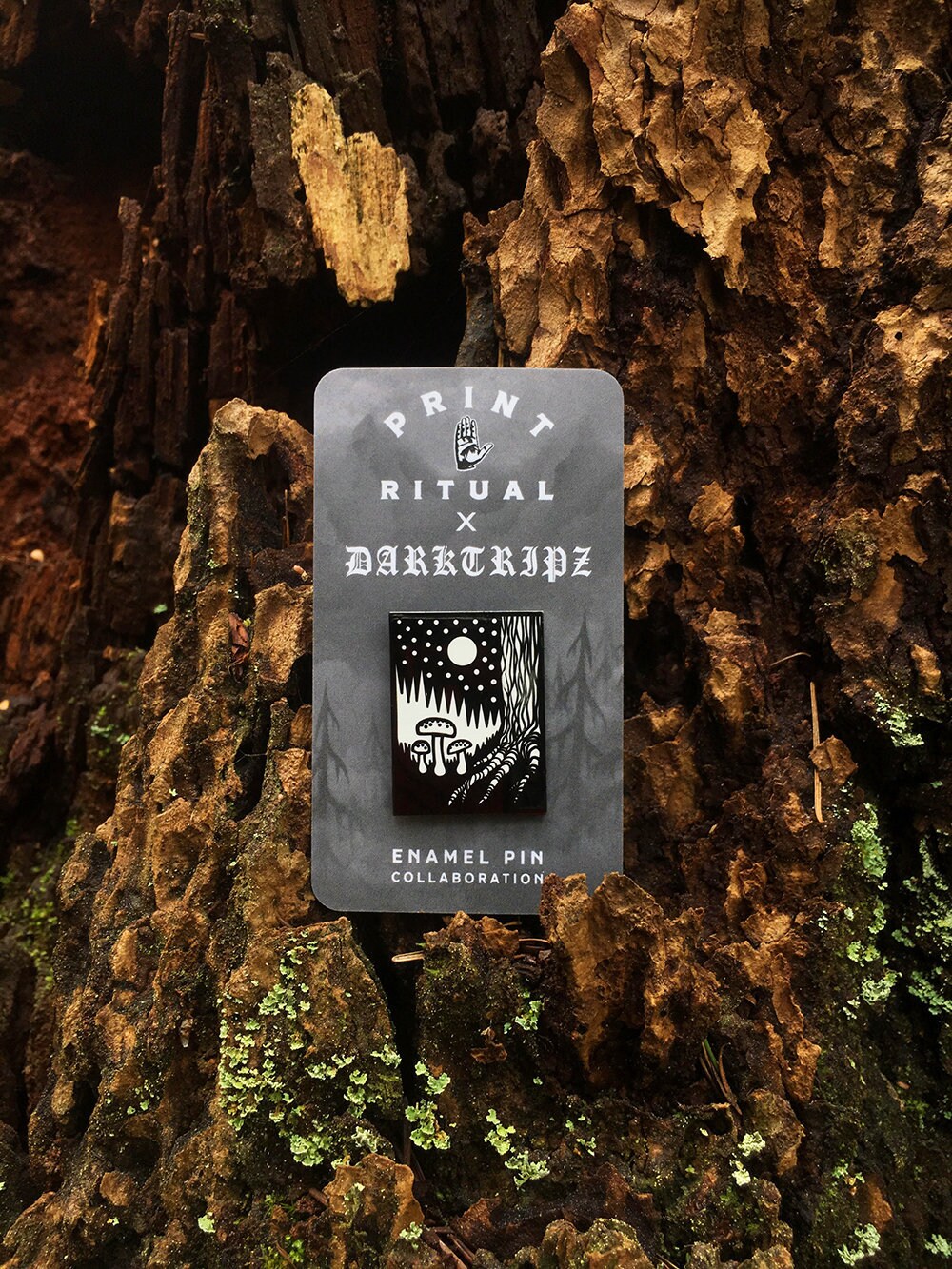 Print Ritual X Darktripz Emaille Pin Zusammenarbeit von lucasallencook