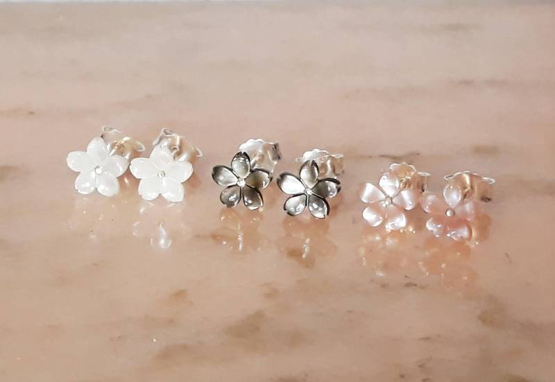 Geschnitzte Perlmuttblumen, Kleine Ohrstecker Aus Sterlingsilber, Schlicht Und Klassisch | Kirschblüten-Ohrringe von lucilesias