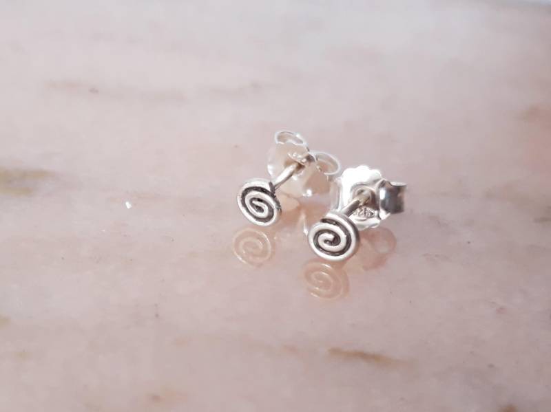 Spiralförmige Silberohrringe 925 Mini-Diskrete Wirbel-Ohrstecker-Oxidierte Patina von lucilesias