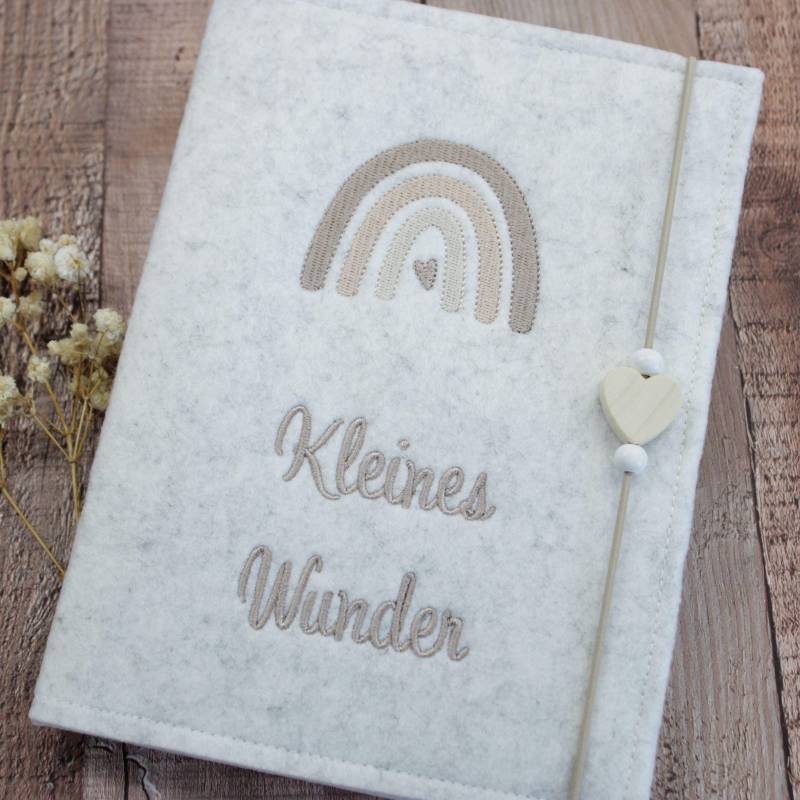 Mutterpasshülle Personalisiert Mit Namen | Filz Regenbogen Liebe Im Bauch Geschenk Schwangerschaft Hülle Mutterpass Kleines Wunder Mutterpasshülle Personalisiert Mit Namen | Filz Regenbogen Liebe Im Bauch Geschenk Schwangerschaft Hülle Mutterpass Kleines Wunder von luckimade