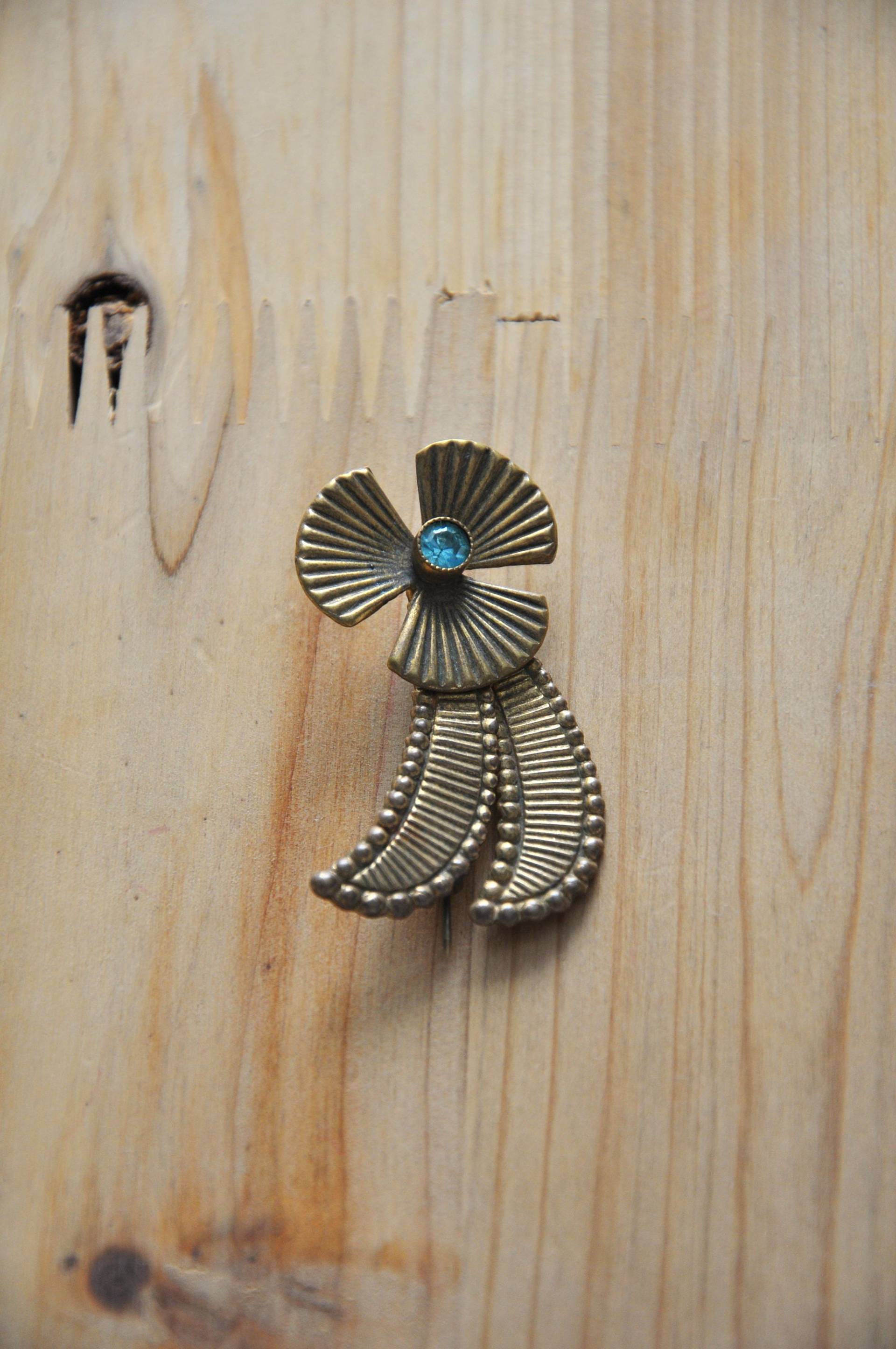 Vintage 1960Er Jahre Brosche Goldfarben Blauer Strass Modeschmuck Vintage 1960Er Jahre Brosche Goldfarben Blauer Strass Modeschmuck von luckoutvintage