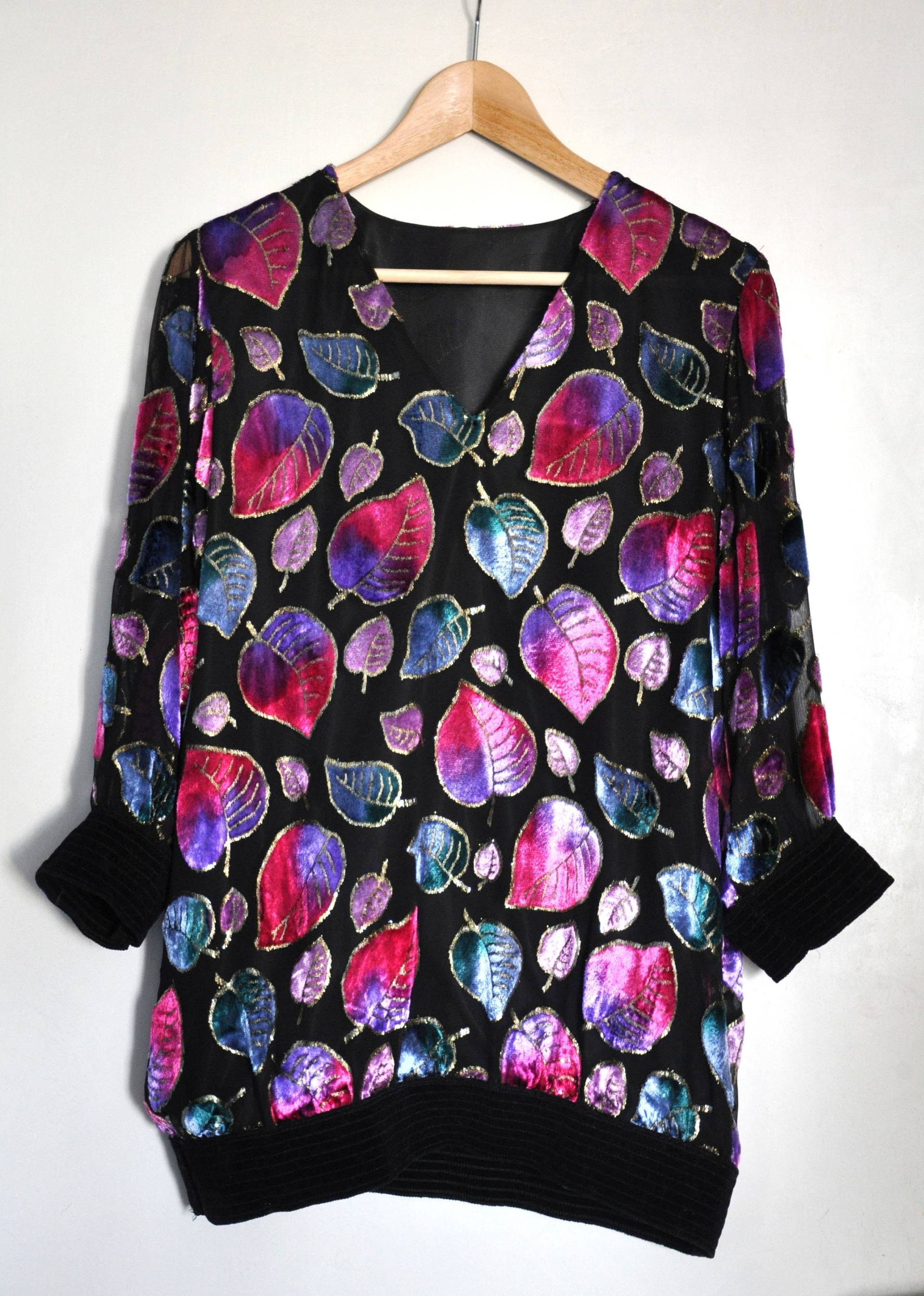 Vintage 80Er Jahre Bluse Mit Blattmuster Lila & Gold, Made in West Germany Vintage 80Er Jahre Bluse Mit Blattmuster Lila & Gold, Made in West Germany von luckoutvintage