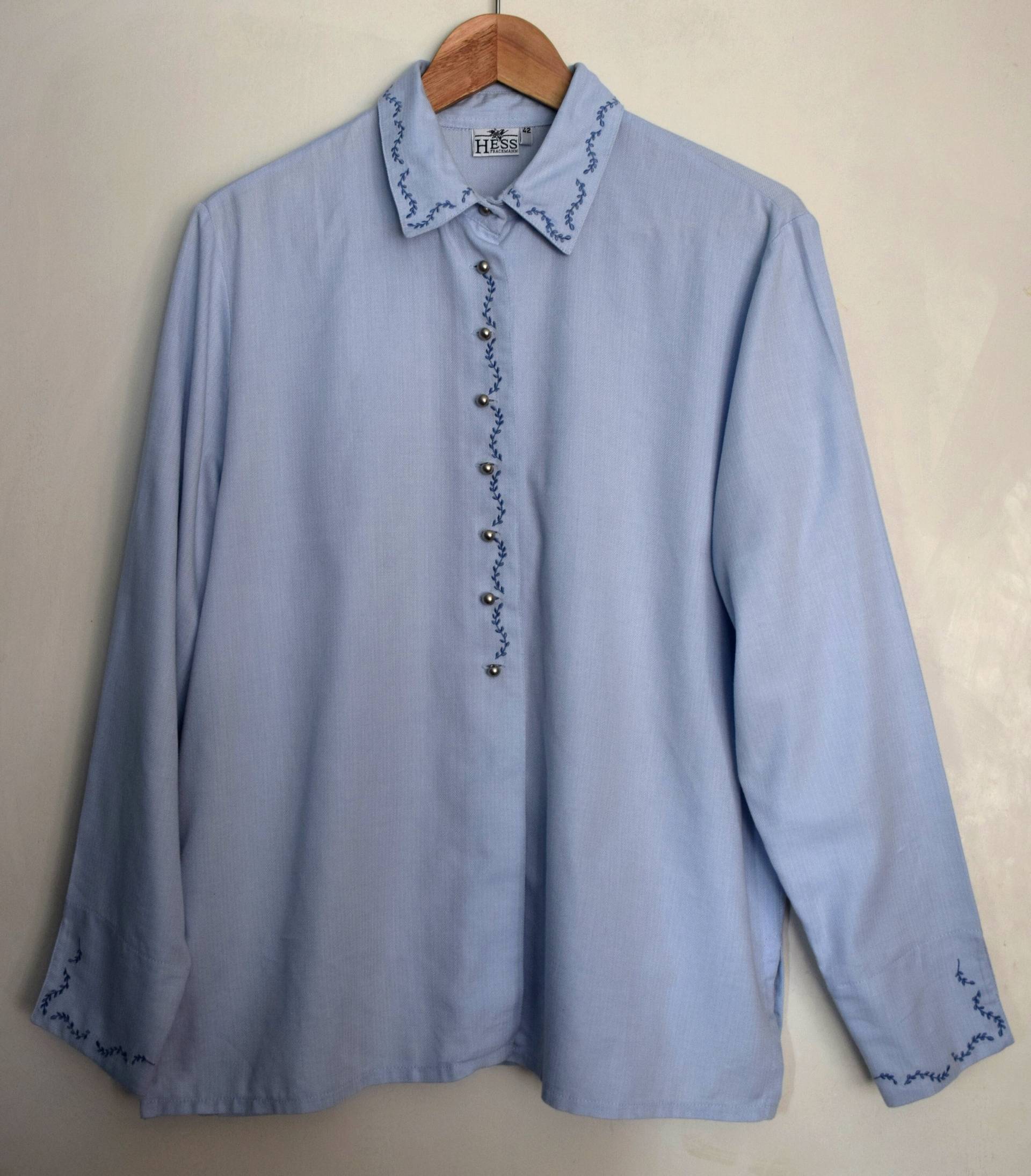 Vintage 90Er Jahre Bestickte Blaue Volksbluse, Dirndl Damenbluse, Bauern Baumwollmischkragen Hemd, 42 De/L von luckoutvintage