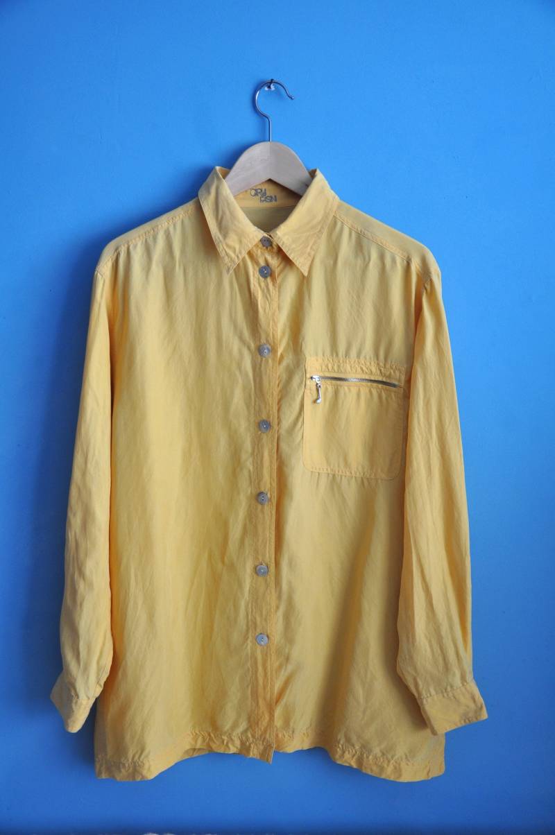 Vintage 90Er Jahre Seidenhemd Ausgeblichene Gelbe Oversized Bluse, Grösse L Vintage 90Er Jahre Seidenhemd Ausgeblichene Gelbe Oversized Bluse, Grösse L von luckoutvintage