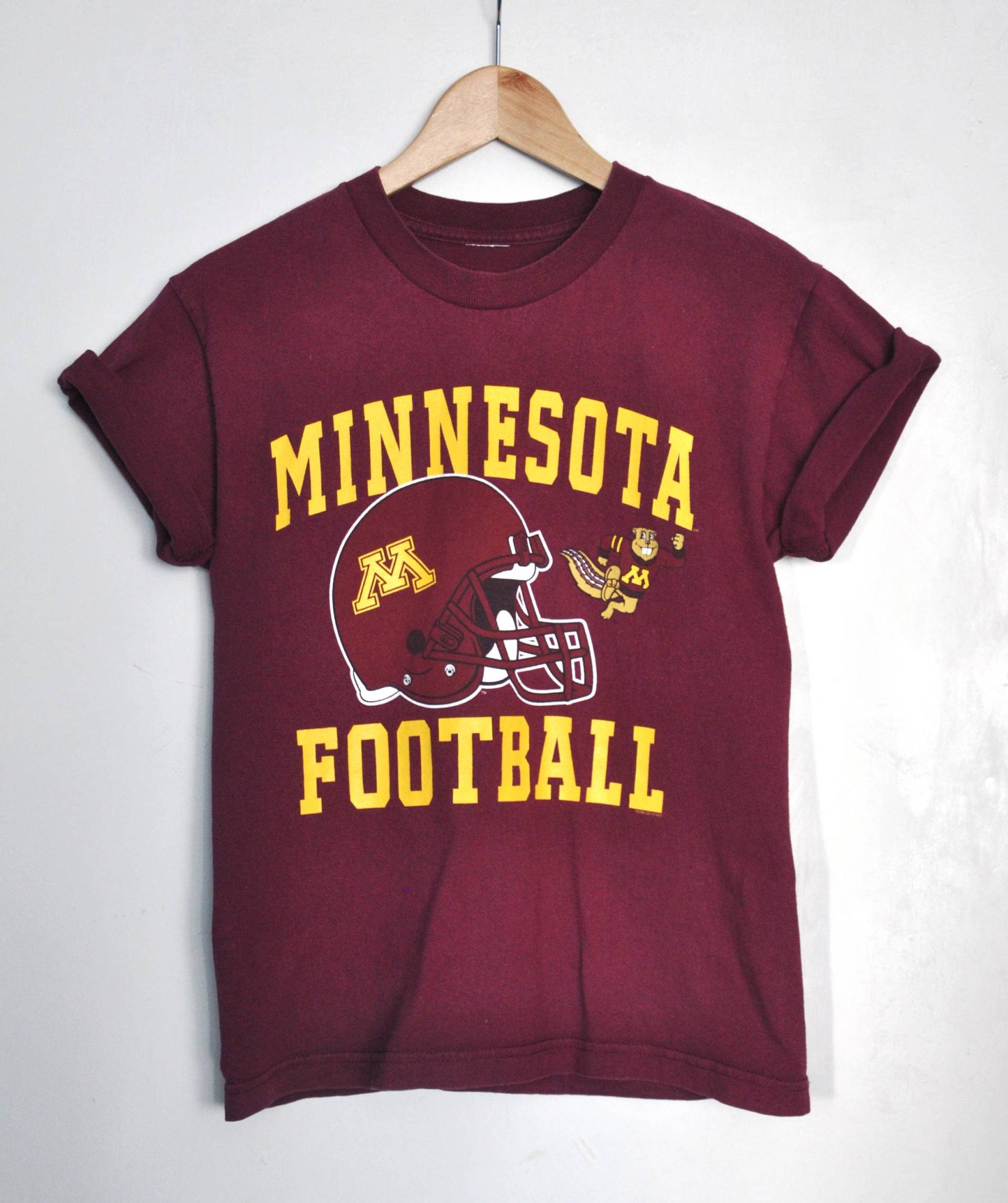 Vintage Minnesota Football T-Shirt Marsala Rot Sport-T-Shirt Vintage Minnesota Football T-Shirt Marsala Rot Sport-T-Shirt von luckoutvintage