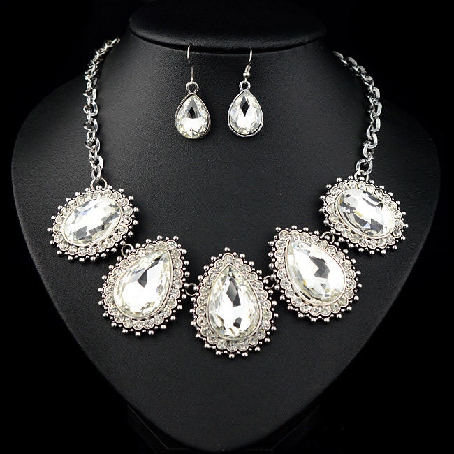 Sale 50% Preis Als Markierte Kombi Porto Frau Mode Vintage Stlye Kristall Halskette Ohrringe Set Sz0052 von luckycat1930