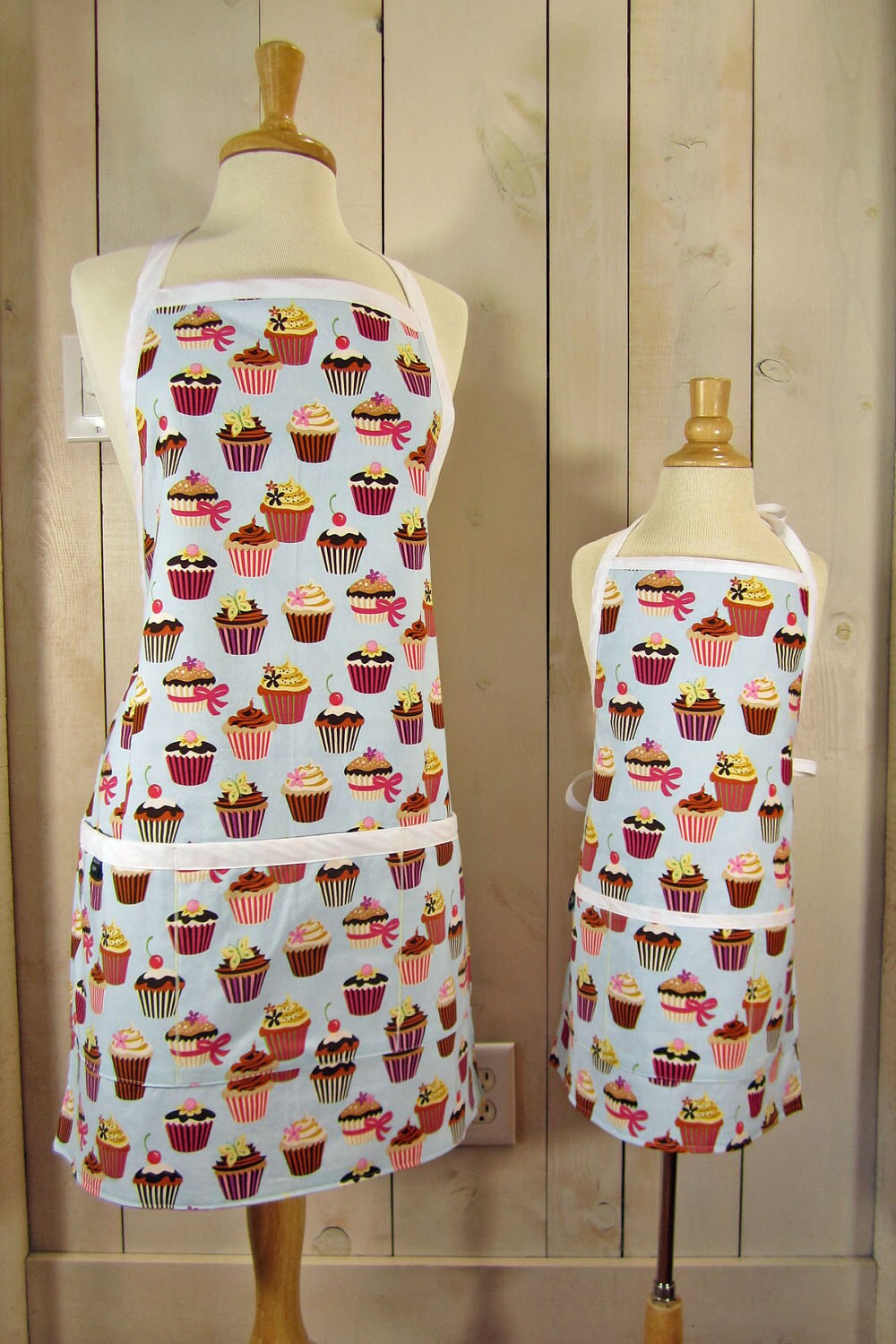 Cupcake Mommy & Me | Kindergröße Schürzen-Set - Wendeschürzen, Passende Schürzen, Mutter-Tochter-Schürzen von luckyduckydesigns
