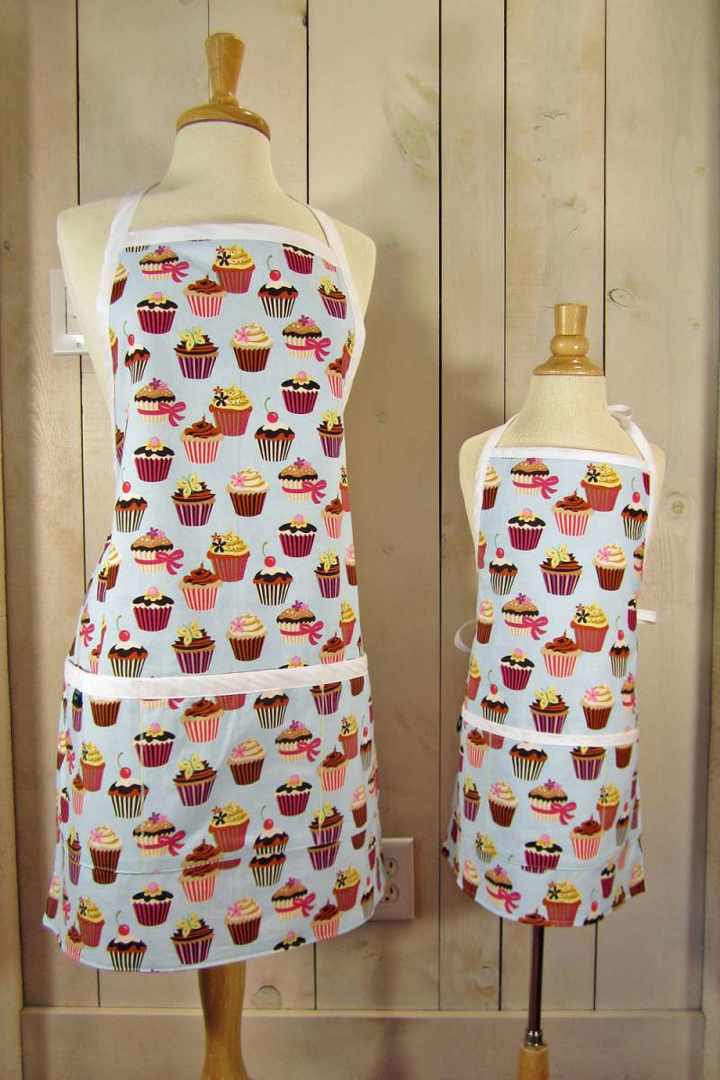 Cupcake Mommy & Me | Kindergröße Schürzen-Set - Wendeschürzen, Passende Schürzen, Mutter-Tochter-Schürzen von luckyduckydesigns