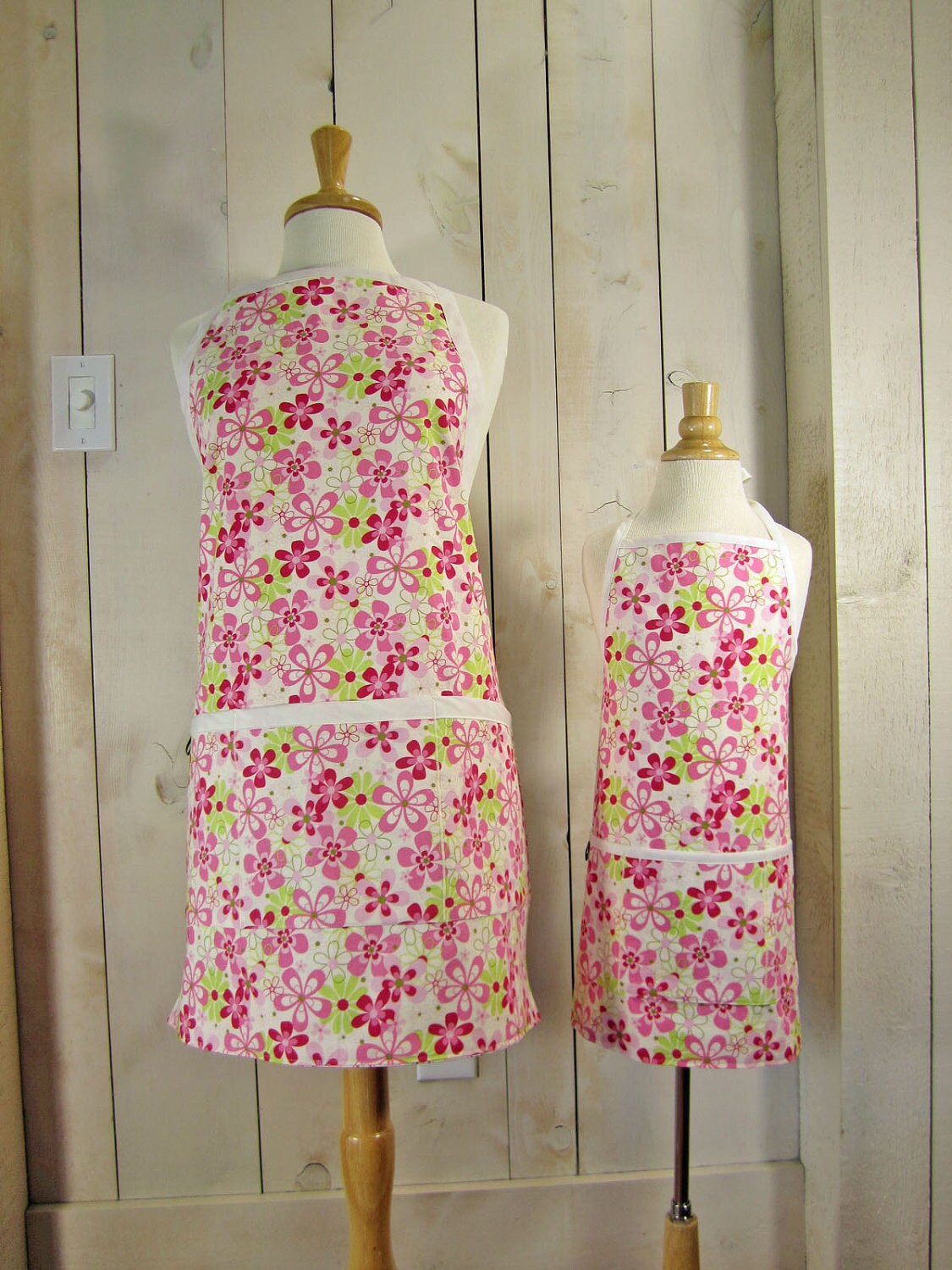 Daisy Field Mommy & Me | Kindergröße Schürzen-Set - Wendbar von luckyduckydesigns