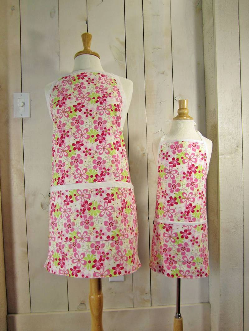 Daisy Field Mommy & Me | Kindergröße Schürzen-Set - Wendbar von luckyduckydesigns