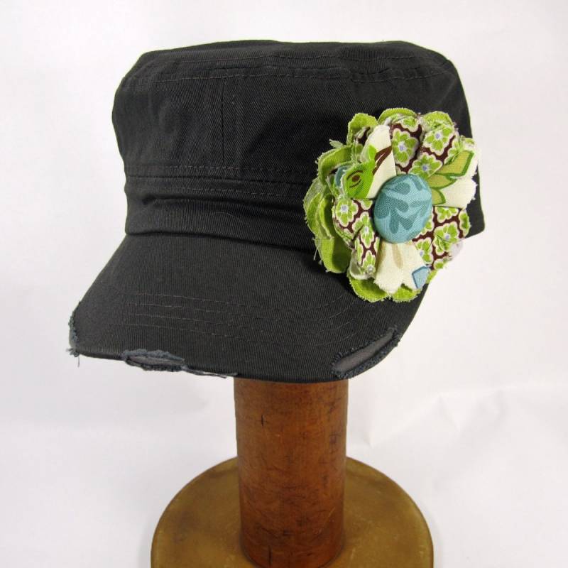 Graue Cadet Cap Mit Stoffblumen-Pin, Verstellbare Cadet-Cap, Abnehmbare Stoffblumen-Pin - Grau, Grün Gy12 von luckyduckydesigns