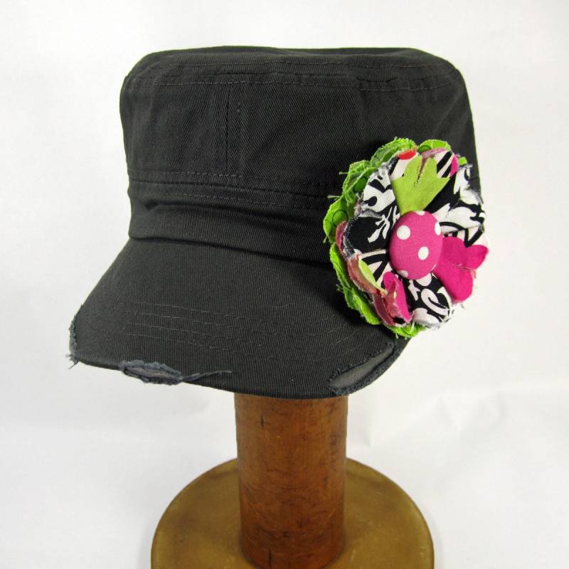 Graue Cadet Cap Mit Stoffblumen-Pin, Verstellbare Cadet-Cap, Abnehmbare Stoffblumen-Pin - Gy02 von luckyduckydesigns