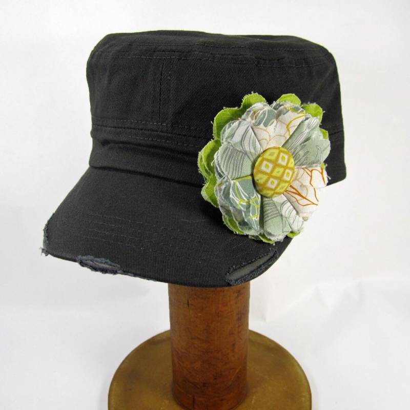Graue Kadett Mütze Mit Stoff Blumen Pin, Distressed Mütze, Damen Hut, Abnehmbare Anstecknadel - Grau, Gelb Gy15 von luckyduckydesigns