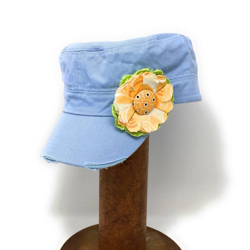 Hellblaue Cadet Cap Mit Stoffblumen-Pin, Verstellbare Cadet-Cap, Abnehmbare Stoff-Blumen-Pin - Gelb, Weiß lb14 von luckyduckydesigns