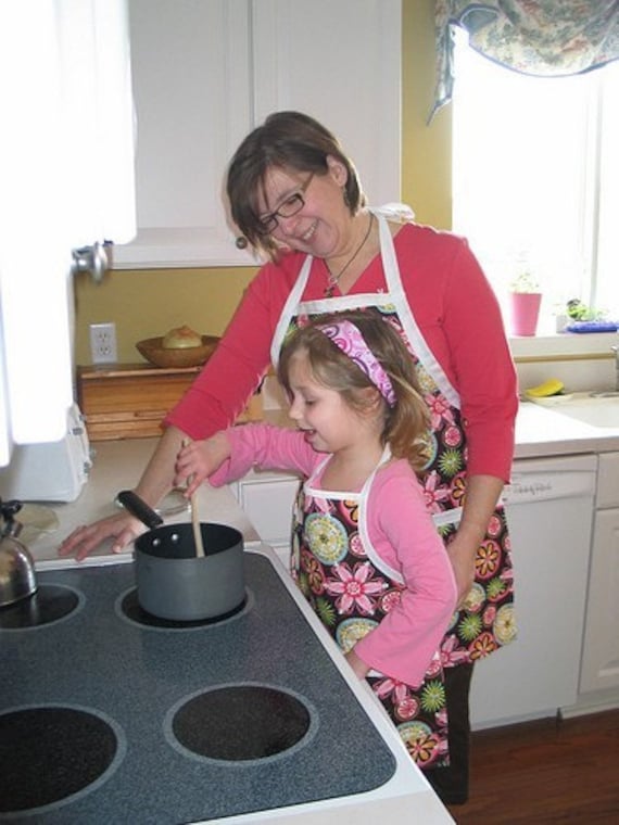 Passende Schürzen - Faschingsblüte Mommy & Me Apron Für Erwachsene Und Kleinkinder, Mutter-Tochter-Schürzen, Wendeschürzen von luckyduckydesigns