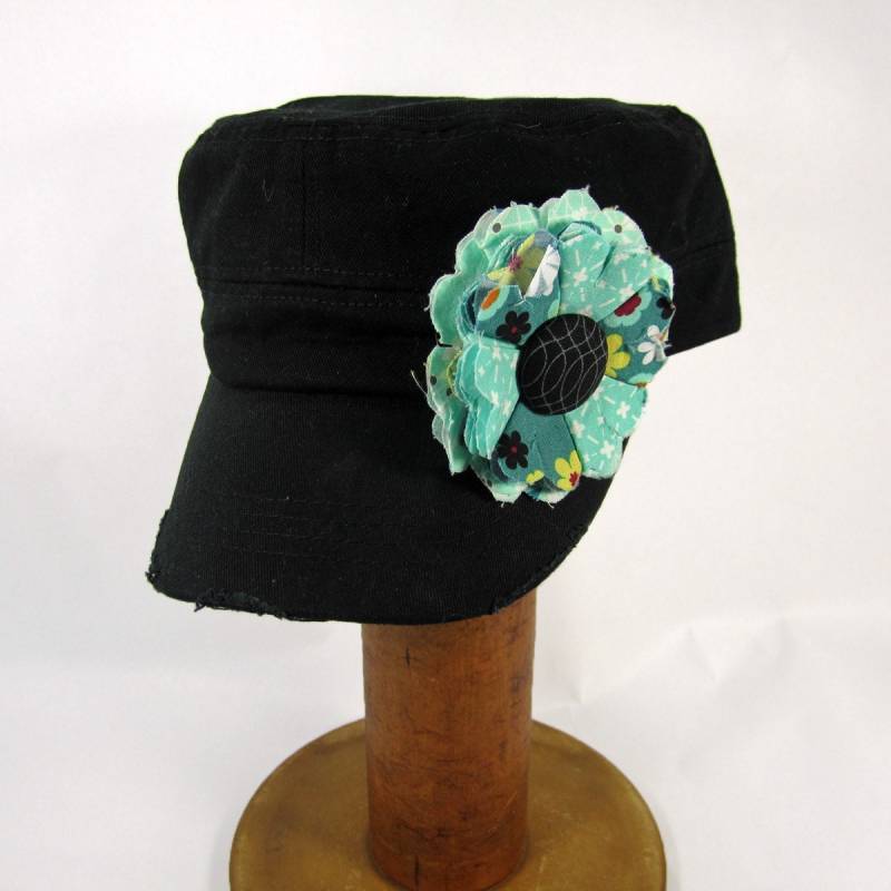 Schwarze Kadett Mütze Mit Stoff Blumen Anstecknadel, Frauen Hut, Abnehmbare Distressed - Schwarz, Weiß Bl21 von luckyduckydesigns