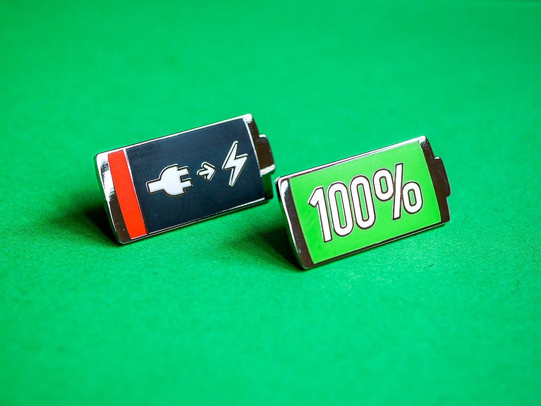 Batterie Emaille Pins - Low Und Voll Batterie Emaille Pins - Low Und Voll von luckyrocketstore