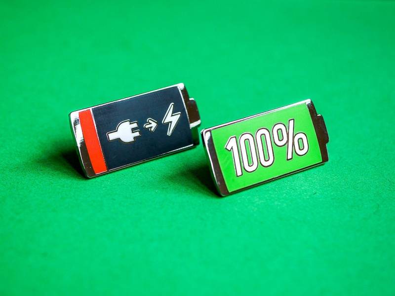Batterie Emaille Pins - Low Und Voll Batterie Emaille Pins - Low Und Voll von luckyrocketstore