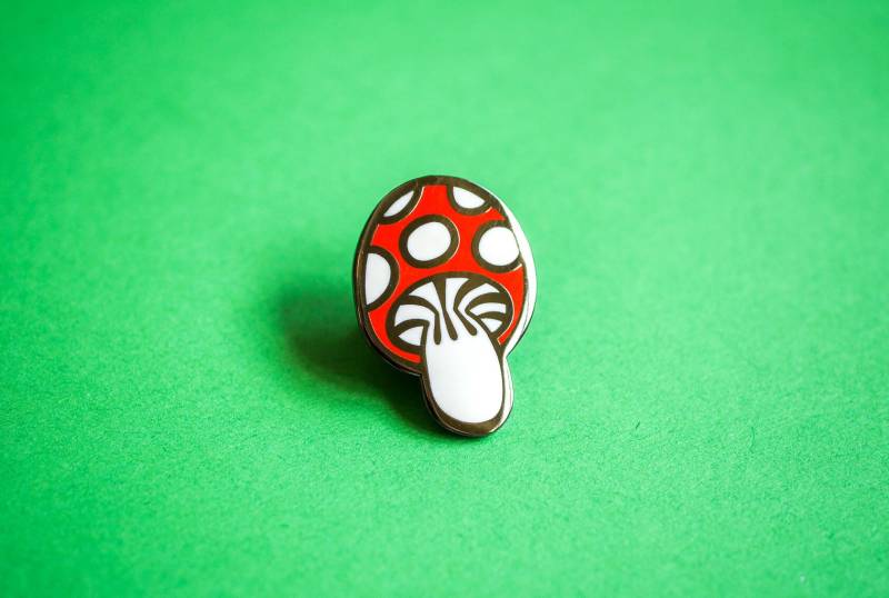 Pilz Emaille Pin Pilz Emaille Pin von luckyrocketstore