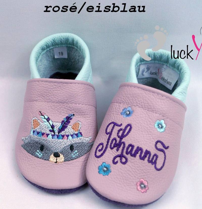 Krabbelschuhe, Lederpuschen, Boho-Waschbär, Name, Personalisierbar von luckystitchesShop