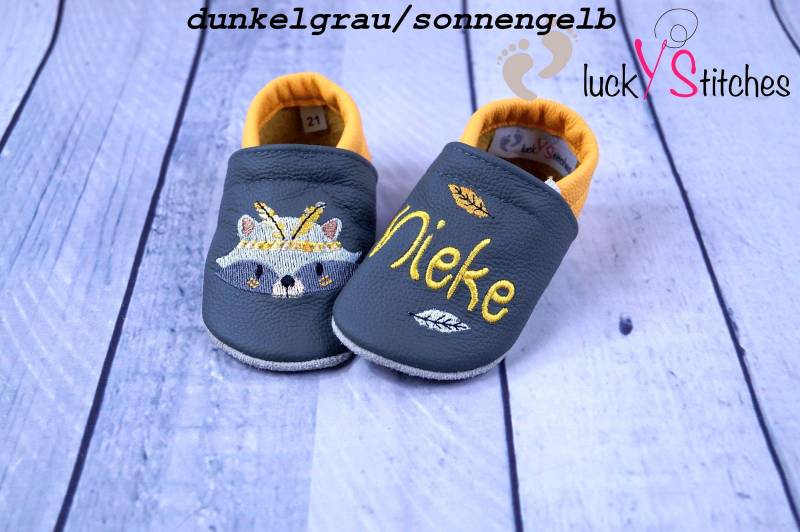 Krabbelschuhe, Lederpuschen, Boho-Waschbär, Name, Personalisierbar von luckystitchesShop