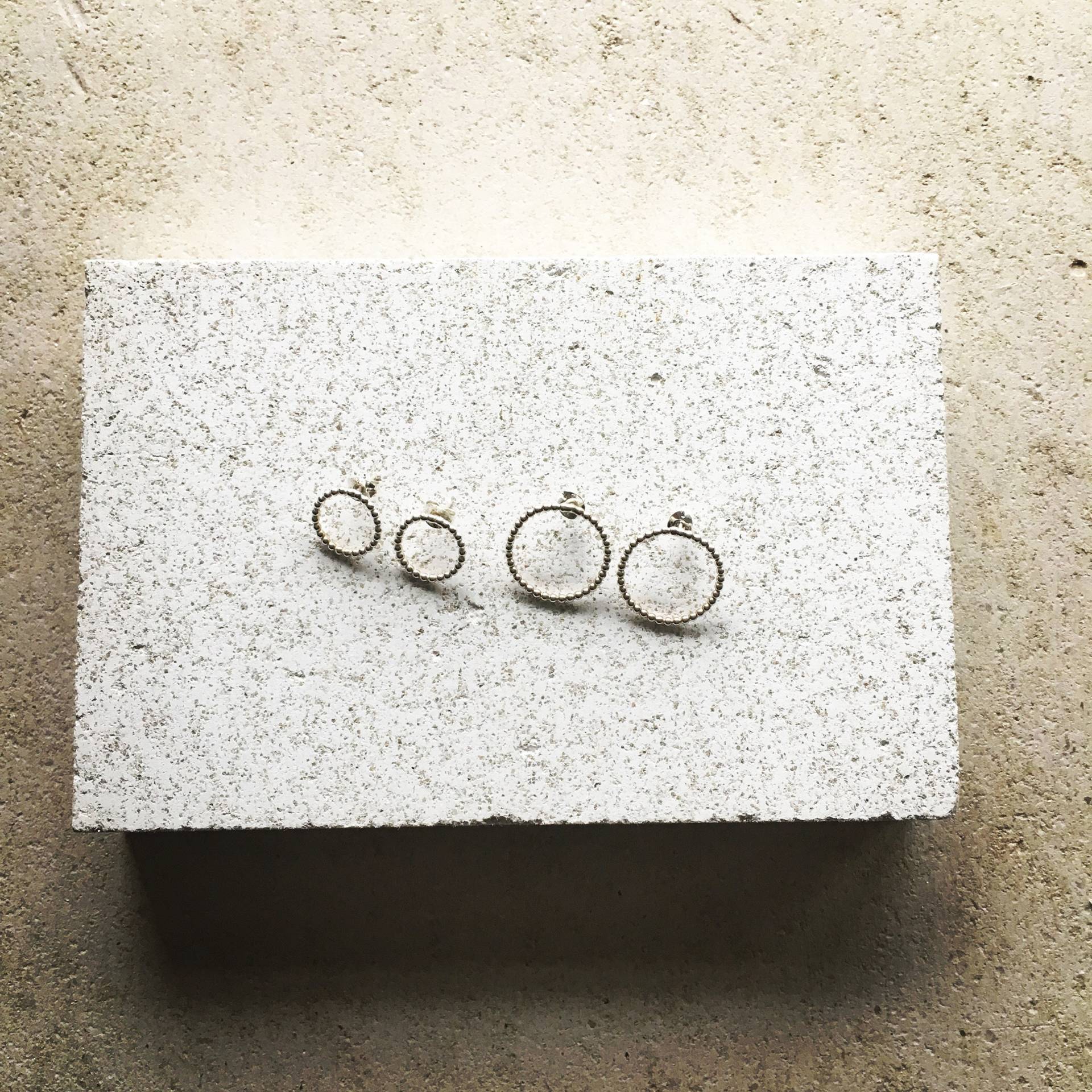 Dotty Ohrringe, Sterling Silber Kreis Ohrstecker, Perlendraht, Handgemachter Schmuck Dotty Ohrringe, Sterling Silber Kreis Ohrstecker, Perlendraht, Handgemachter Schmuck von lucycharlotteUK