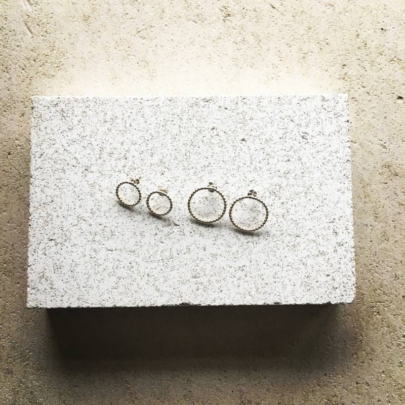 Dotty Ohrringe, Sterling Silber Kreis Ohrstecker, Perlendraht, Handgemachter Schmuck Dotty Ohrringe, Sterling Silber Kreis Ohrstecker, Perlendraht, Handgemachter Schmuck von lucycharlotteUK