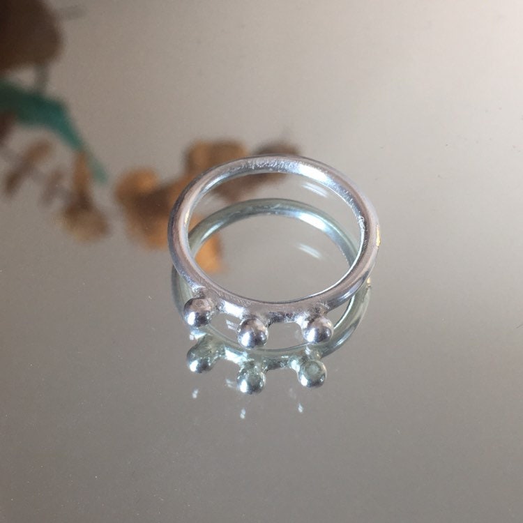 Drei Perlen Ring, Boho Silber Stapelbarer Statement Sterling Perlen, Handgemachter Schmuck Drei Perlen Ring, Boho Silber Stapelbarer Statement Sterling Perlen, Handgemachter Schmuck von lucycharlotteUK