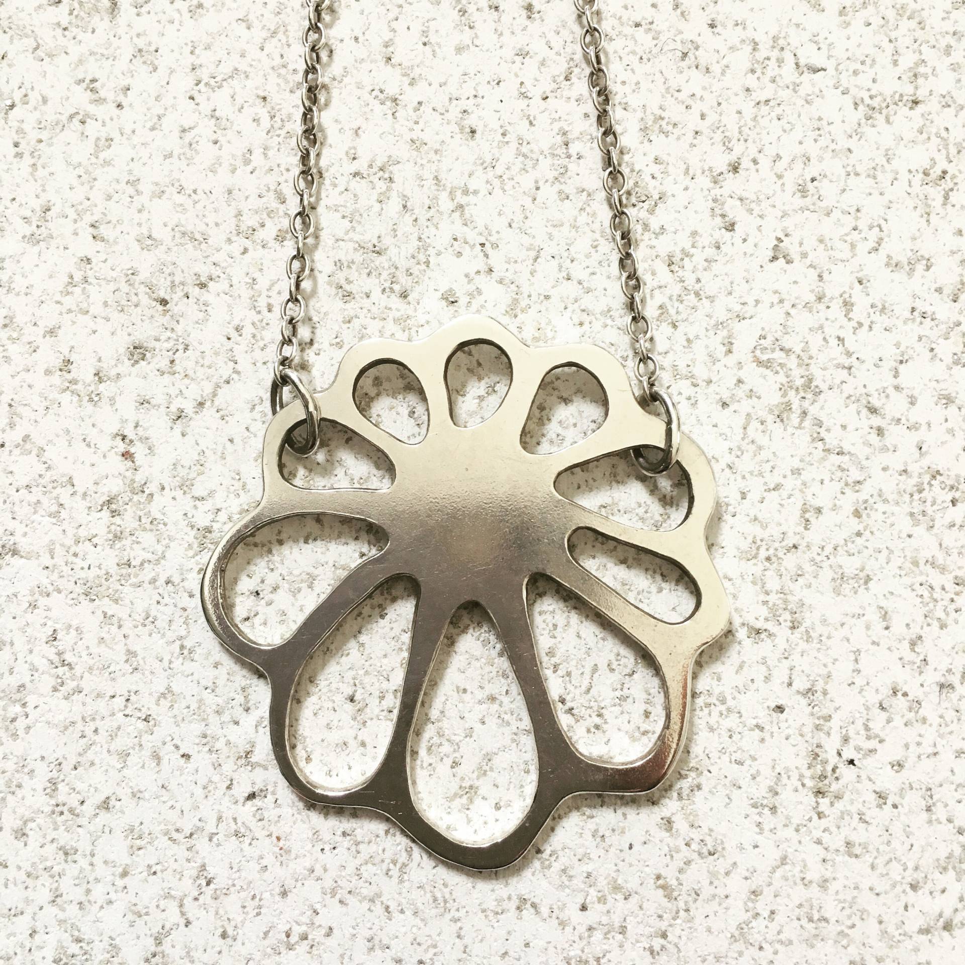 Gänseblümchen-Anhänger, Personalisierte Schmuck, Anpassbare Blumen, Von Hand Gestempelt, Durchbohrt, Blütenblatt Anhänger, Sterling Silber Gänseblümchen-Anhänger, Personalisierte Schmuck, Anpassbare Blumen, Von Hand Gestempelt, Durchbohrt, Blütenblatt Anhänger, Sterling Silber von lucycharlotteUK