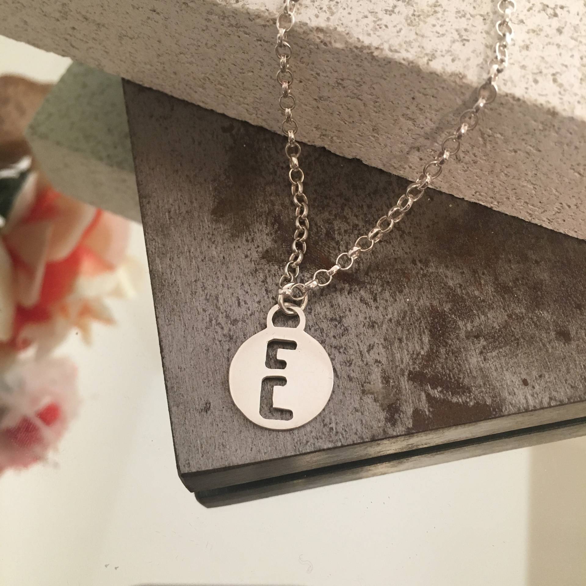 Initial Alphabet Kettenarmband, Personalisierter Schmuck, Charm, Hand Gestempelt, Von Durchbohrt, Namensschild, 925 Silber Initial Alphabet Kettenarmband, Personalisierter Schmuck, Charm, Hand Gestempelt, Von Durchbohrt, Namensschild, 925 Silber von lucycharlotteUK