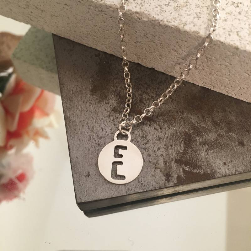 Initial Alphabet Kettenarmband, Personalisierter Schmuck, Charm, Hand Gestempelt, Von Durchbohrt, Namensschild, 925 Silber Initial Alphabet Kettenarmband, Personalisierter Schmuck, Charm, Hand Gestempelt, Von Durchbohrt, Namensschild, 925 Silber von lucycharlotteUK