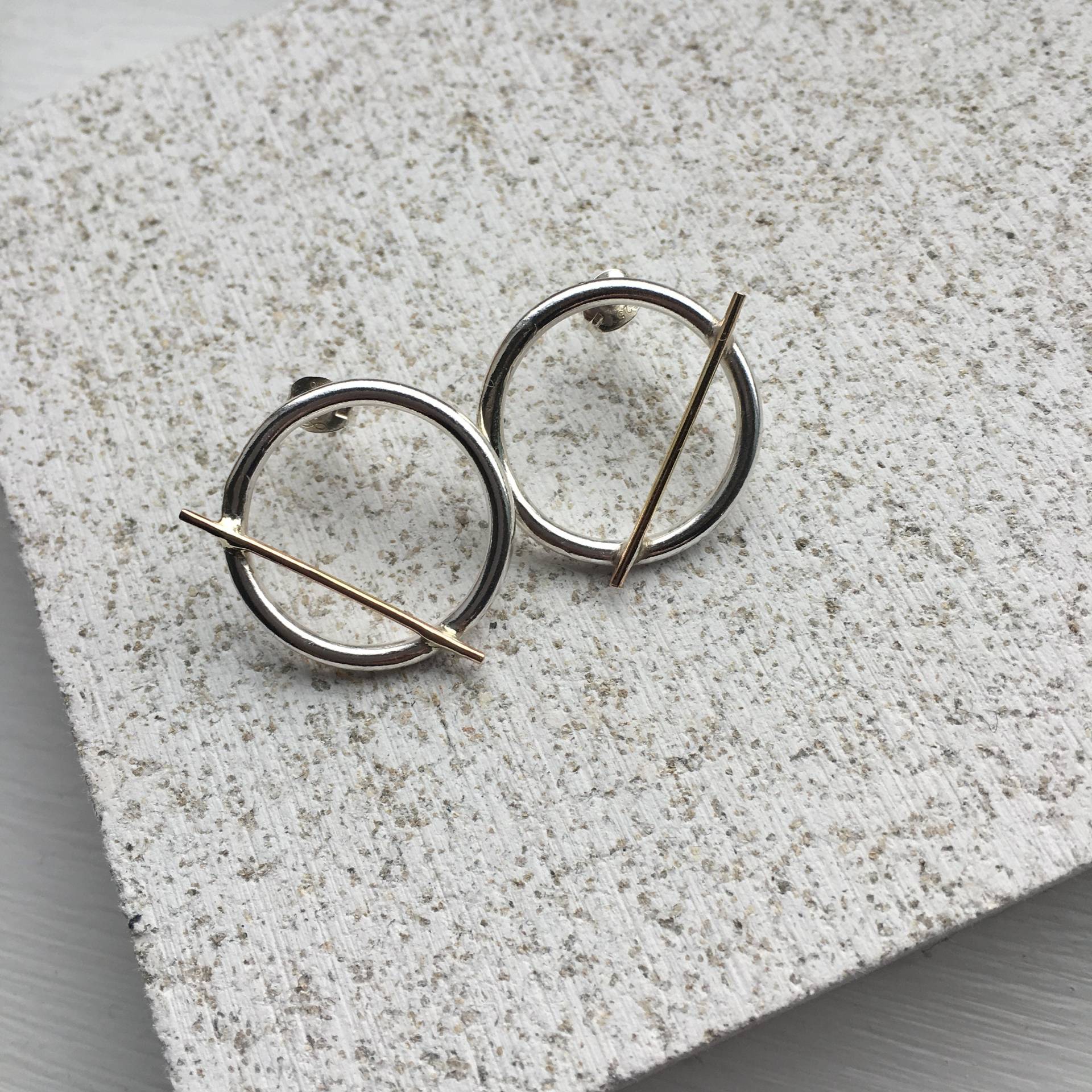 Kugel Bar Ohrstecker, Statement Ohrringe, Sterling Silber, 9 Ct Goldbarren, Chunky Recycling Handgefertigte Schmuck Kugel Bar Ohrstecker, Statement Ohrringe, Sterling Silber, 9 Ct Goldbarren, Chunky Recycling Handgefertigte Schmuck von lucycharlotteUK