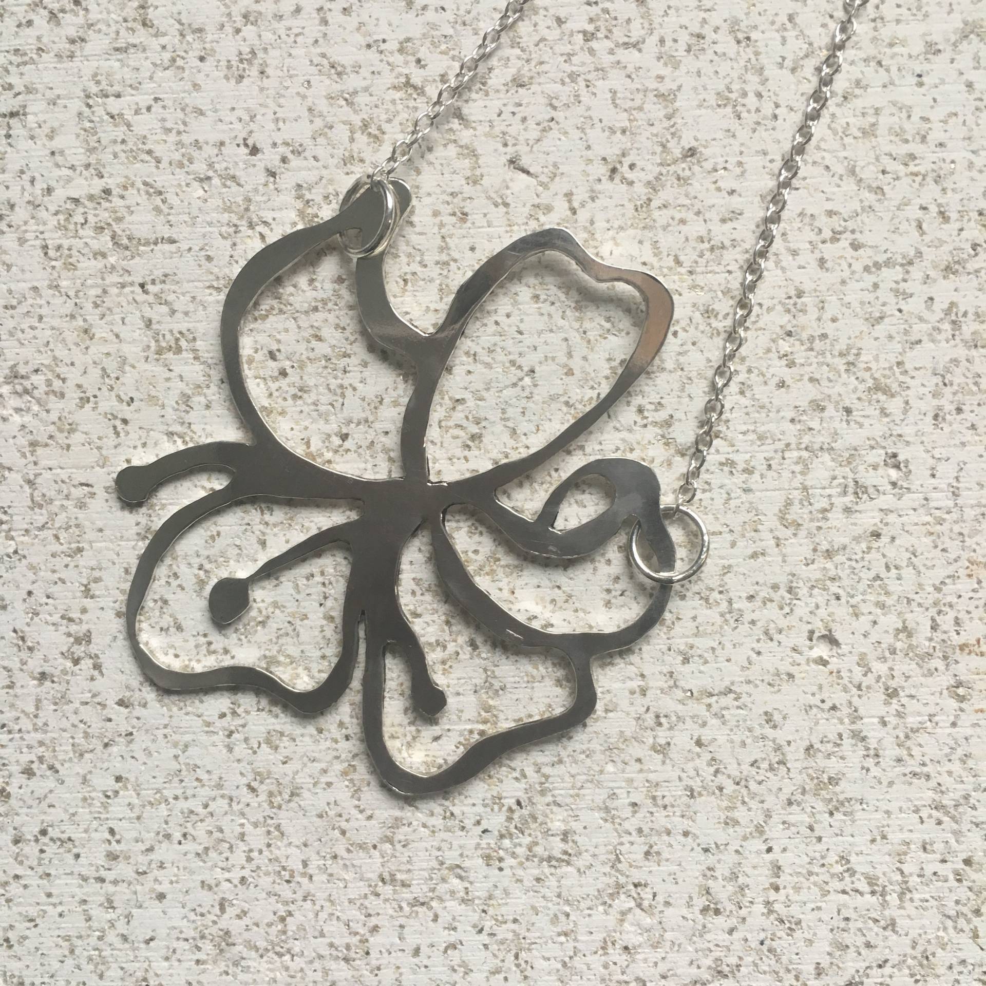 Lilie-Anhänger, Personalisierte Schmuck, Anpassbare Blumen, Von Hand Gestempelt, Durchbohrt, Blütenblatt Anhänger, Sterling Silber Lilie-Anhänger, Personalisierte Schmuck, Anpassbare Blumen, Von Hand Gestempelt, Durchbohrt, Blütenblatt Anhänger, Sterling Silber von lucycharlotteUK