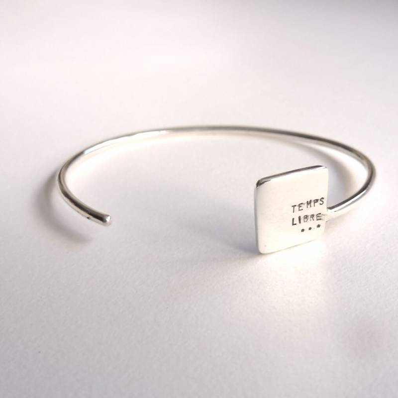 Personalisierter Silberner Armreif Mit Eingravierter Nachricht von lucyluceshop