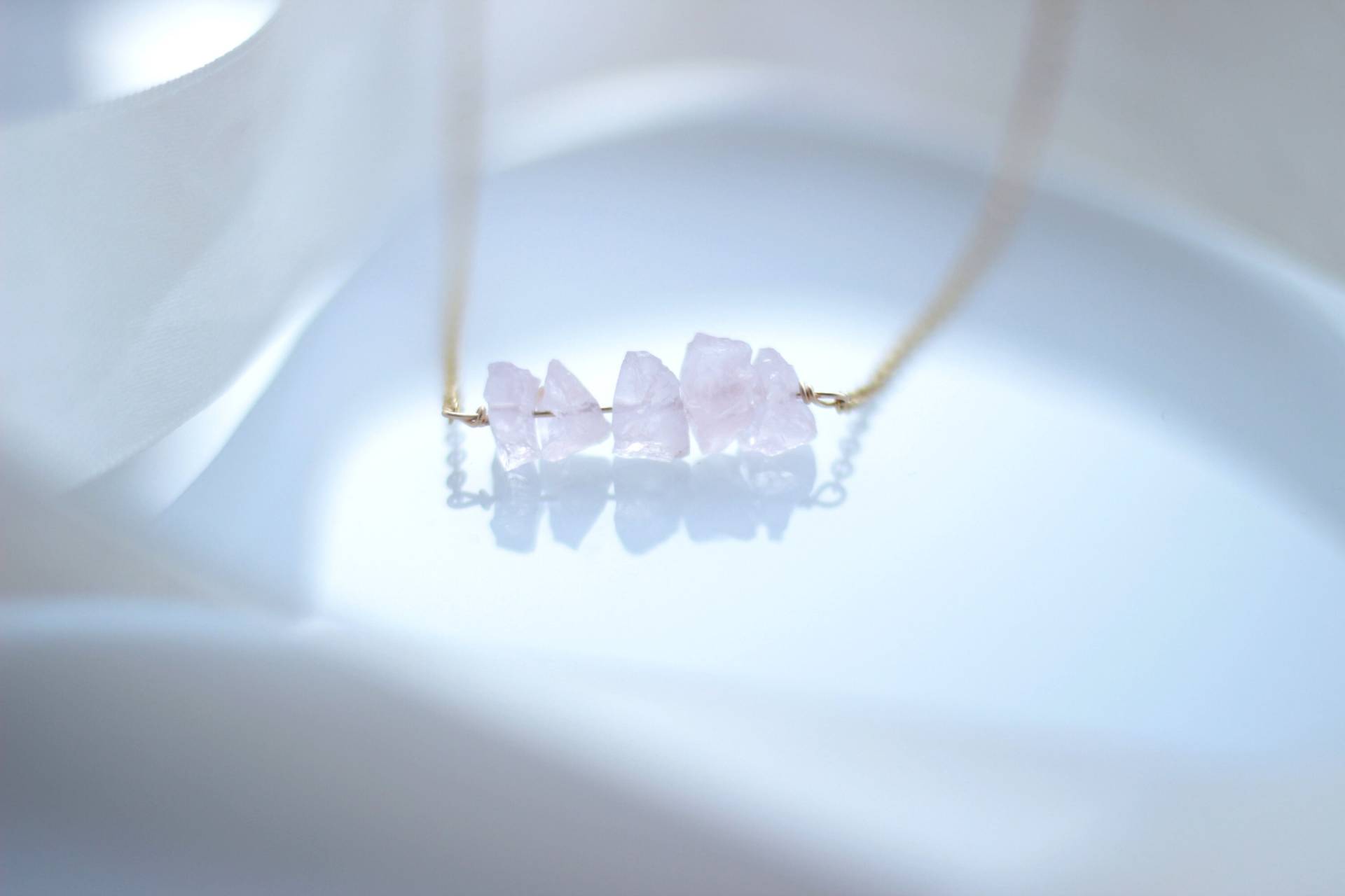 Echter Roher Rosenquarz Splitter Halskette Schmuck Edelstein Kette Anhänger Gold Heilstein Stein Geschenk Geburtstag Echter Roher Rosenquarz Splitter Halskette Schmuck Edelstein Kette Anhänger Gold Heilstein Stein Geschenk Geburtstag von luisaebeling