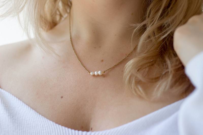 Genuine Freshwater Pearl Necklace & Earrings Gold von luisaebeling